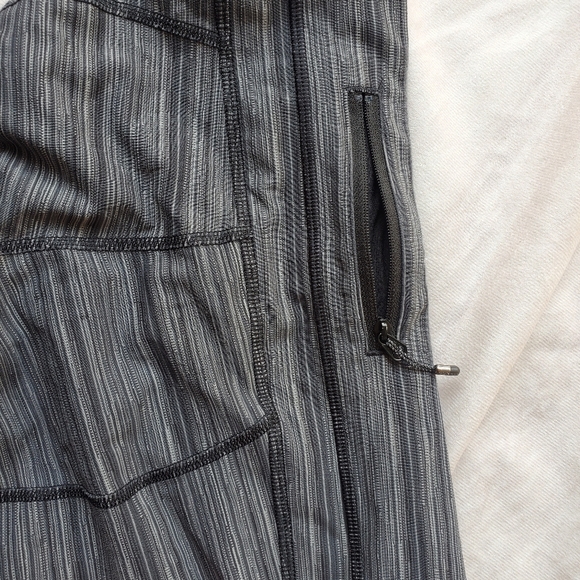 Lululemon Capris athletica leggings size 6 women's in gray and black - Picture 4 of 5